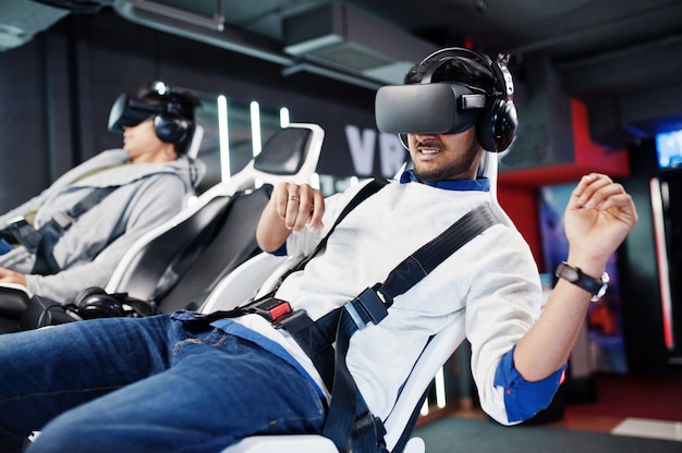 Twee jonge Indiase mensen plezier met een nieuwe technologie van een vr-headset op virtual reality simulator