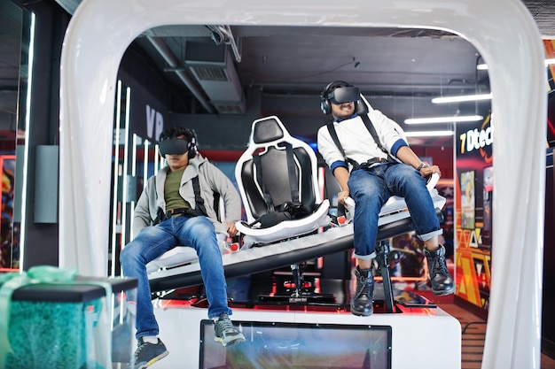 Twee jonge Indiase mensen plezier met een nieuwe technologie van een vr-headset op virtual reality simulator