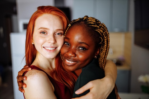 Twee jonge lesbische vriendinnen die plezier hebben in huis