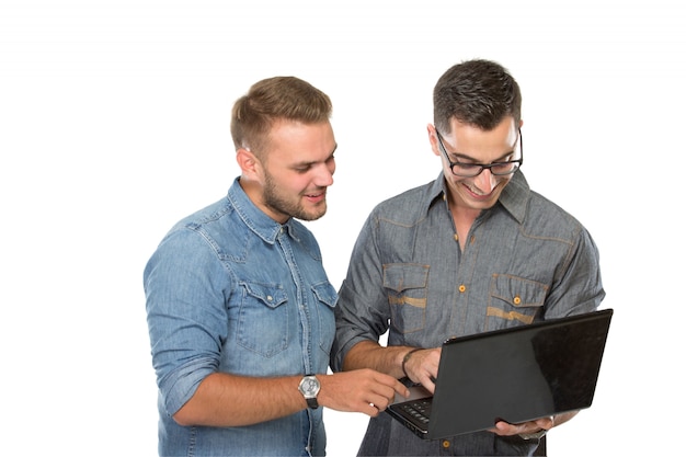 Twee jonge man op zoek op een laptop pc, glimlachend