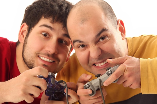 Twee jonge mannen die de controller van een videogameconsole spelen