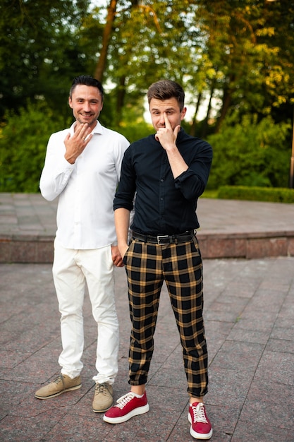 Foto twee jonge mannen emotioneel portret