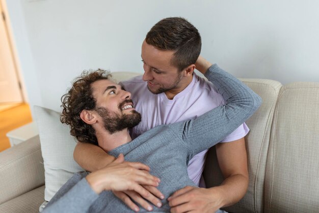 Twee jonge mannen lgbtq homo paar dating verliefd knuffelen genieten van intiem teder sensueel moment samen zoenen met gesloten ogen