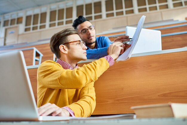 Twee jonge mannen op de universiteit