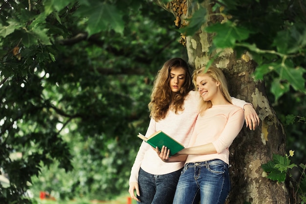 Twee jonge meisjes lezen boek