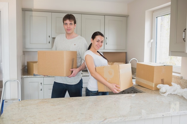 Twee jonge mensen die verhuizen