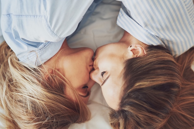 Twee jonge vriendinnen op het bed. hoge kwaliteit foto