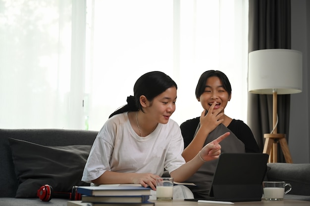 Twee jonge vrouwen die op de bank zitten