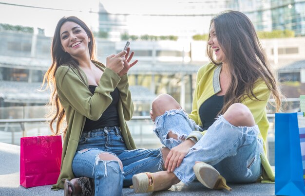 Twee jonge vrouwen die pret in het stadscentrum hebben