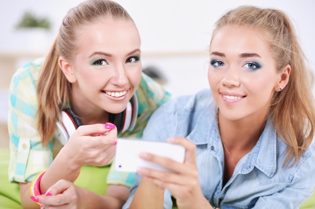 Twee jonge vrouwen die samen een selfie maken