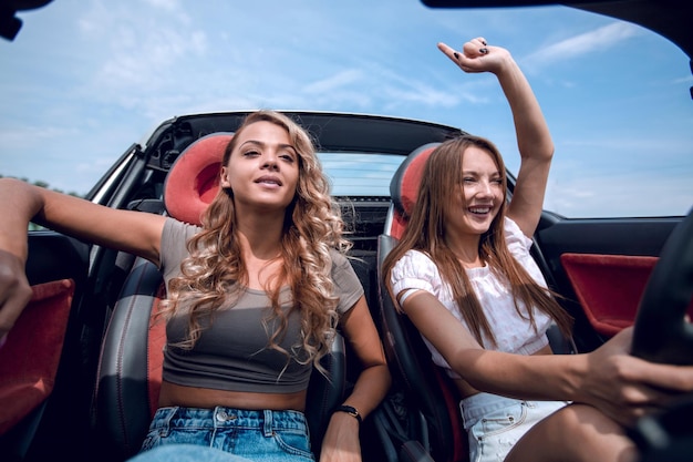 Twee jonge vrouwen die samen reizen