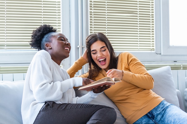 Twee jonge vrouwen die thuis plezier hebben