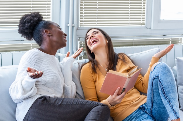 Twee jonge vrouwen die thuis plezier hebben