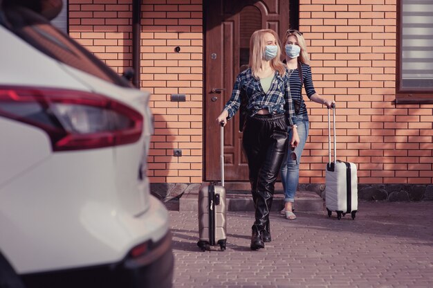 Twee jonge vrouwen gaan met de auto reizen