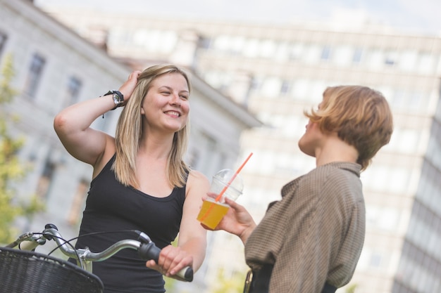 Twee jonge vrouwen in het park