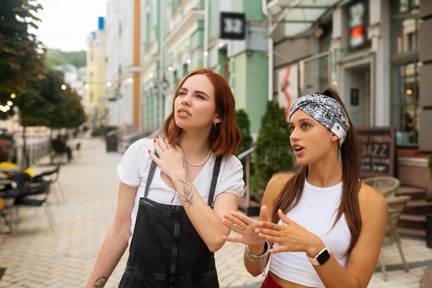 Twee jonge vrouwen lopen buiten plezier