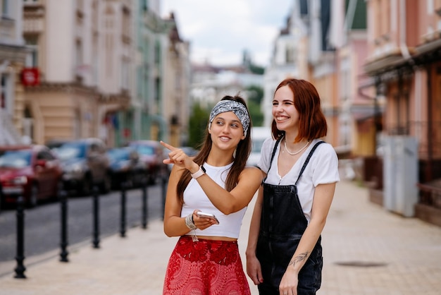 Twee jonge vrouwen lopen buiten plezier