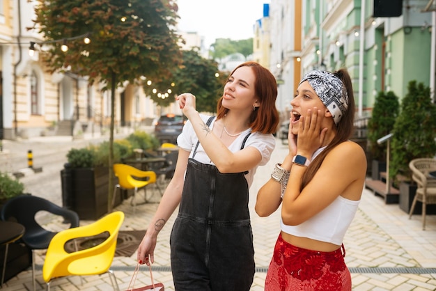 Twee jonge vrouwen lopen buiten plezier