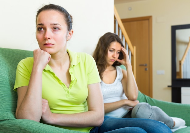 Twee jonge vrouwen na ruzie thuis