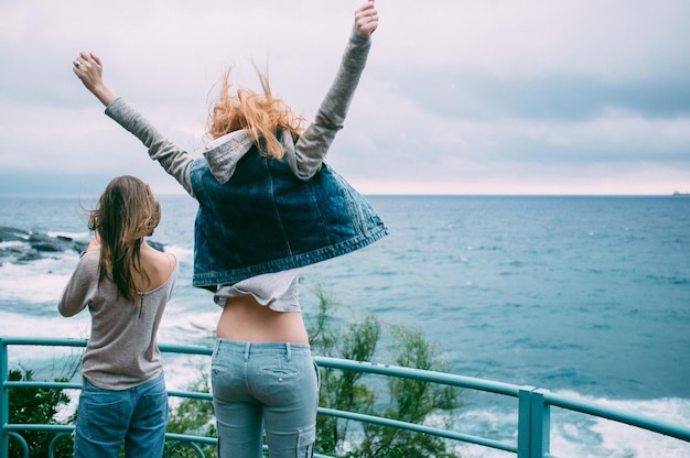 Twee jonge vrouwen op de promenade.