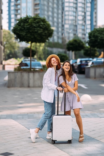 Twee jonge vrouwen op straat in de stad