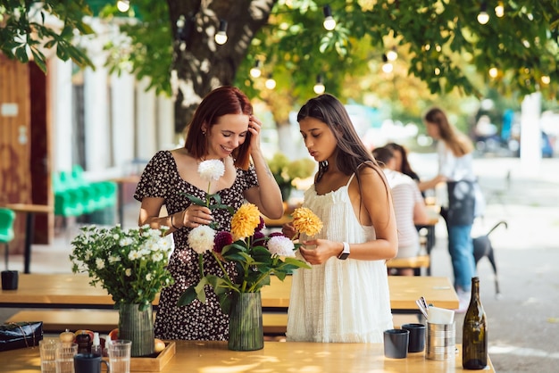 Twee jonge vrouwen vormen een prachtig feestelijk boeket