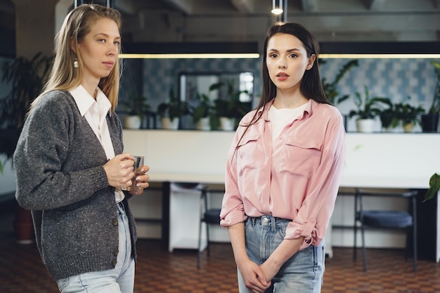 Twee jonge vrouwen werken samen op kantoor