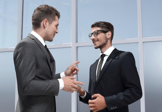 Twee jonge zakenmannen geïsoleerd op office