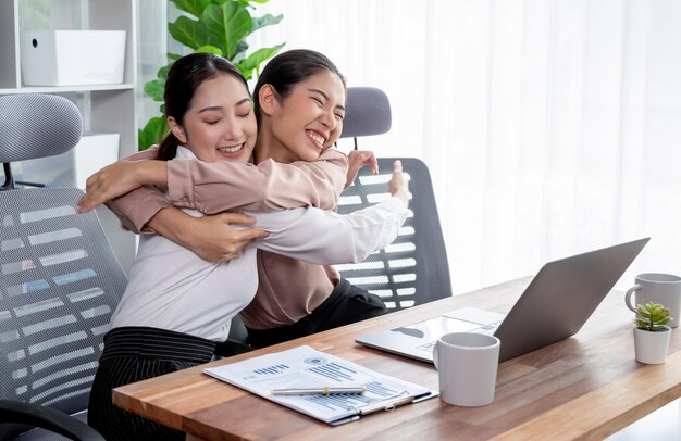 Twee jonge zakenvrouw werken samen in kantoorwerkruimte Enthousiast