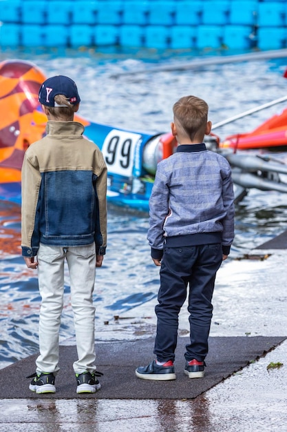 Twee jongens achteraanzicht Jeugdvriendschap Kinderen volgen het voorbeeld van volwassenen Kinderen en sport