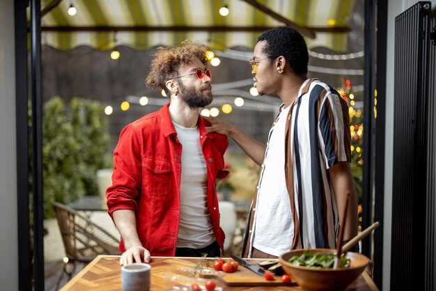 Twee jongens die samen gezond koken thuis