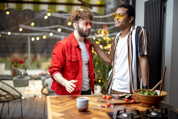 Twee jongens die samen gezond koken thuis