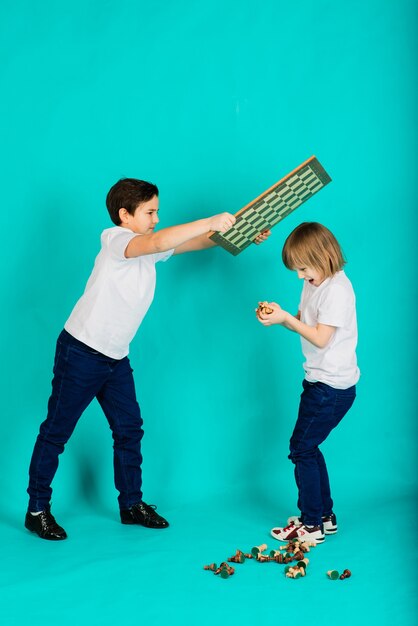 Twee jongens die schaken, studioachtergrond, sport