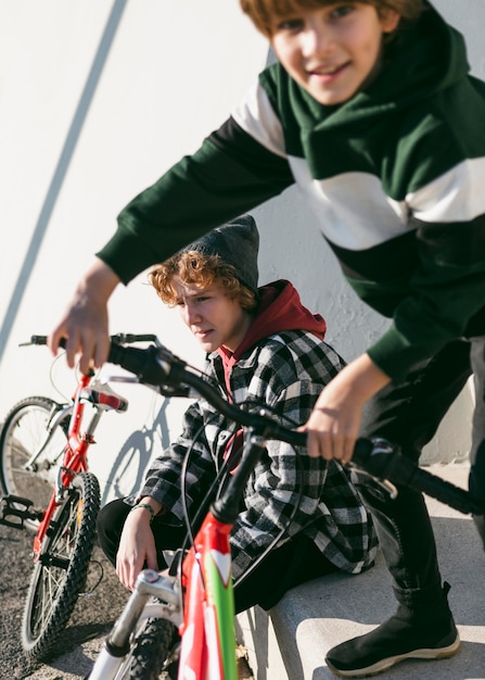 Twee jongens in het park samen met hun fietsen