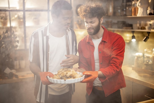 Twee jongens met gekookte maaltijd samen op keuken