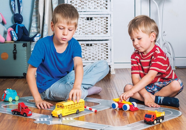 Twee jongens spelen met speelgoed