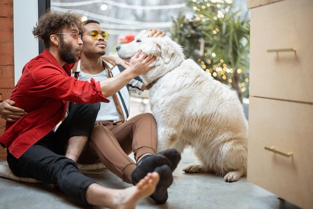 Twee jongens zorgen voor de hond terwijl ze thuis op de grond zitten