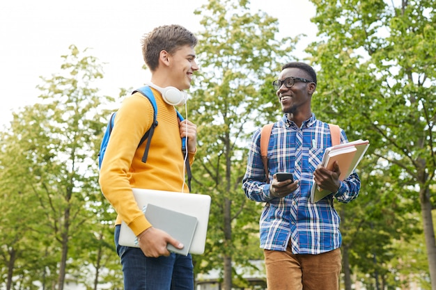 Twee jongeren chatten op de Universiteit