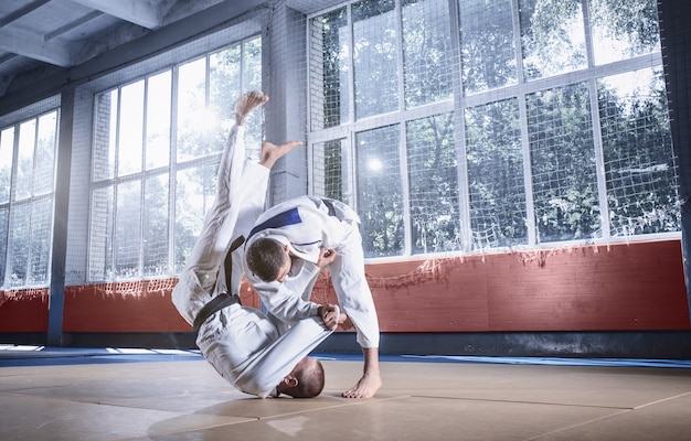 Twee judojagers die technische vaardigheden tonen tijdens het beoefenen van vechtsporten in een vechtclub