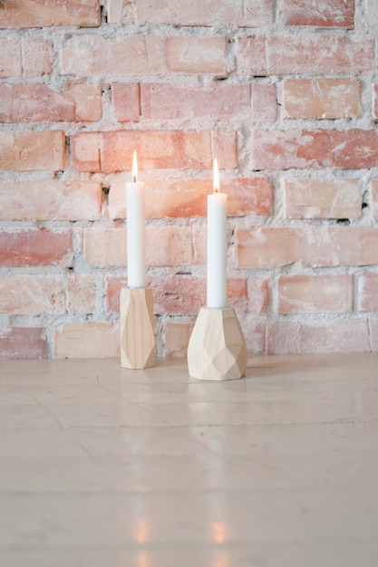 Twee kaarslichtjes op tafel