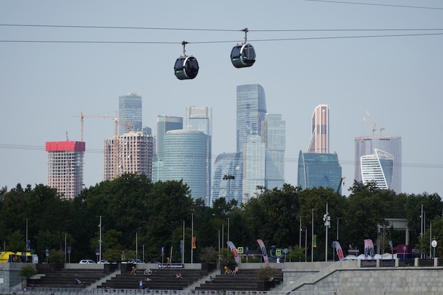 Twee kabelbanen op de achtergrond van gebouwen van het zakencentrum van Moskou city