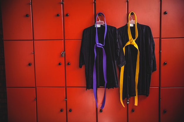 Twee karate uniformen opknoping op locker