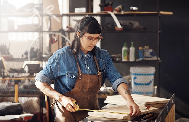 Twee keer meten, eenmaal gesneden Bijgesneden opname van een aantrekkelijke jonge vrouw die in haar creatieve werkplaats werkt