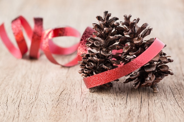 Twee kegels met vakantie rood lint