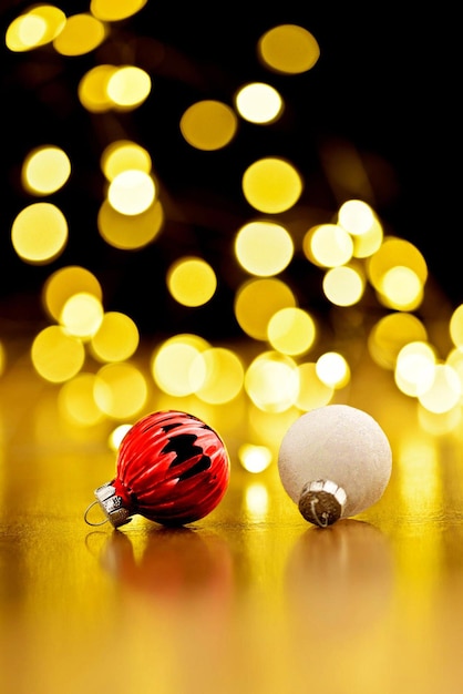 Twee kerstballen op een donkere achtergrond met bokeh textuur Grote kopie ruimte om uw eigen in te voegen