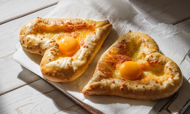 Twee khachapuri in de vorm van een hart.