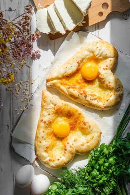 Twee khachapuri in de vorm van een hart.