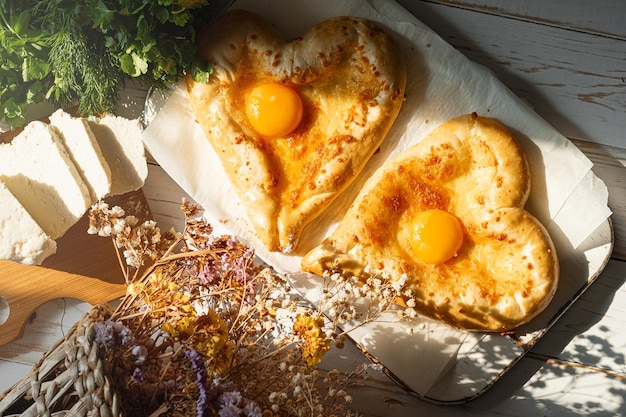 Twee khachapuri in de vorm van een hartdiner in een georgisch restaurant voor twee op valentijnsdag