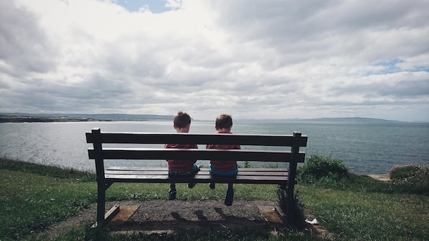 Twee kinderen aan zee.
