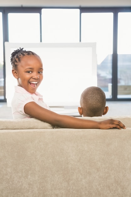 Twee kinderen die op bank zitten